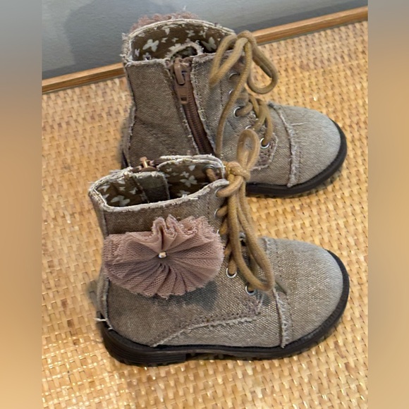 Children’s Place adorable canvas girls boots size 5 as new condition. - Picture 2 of 8